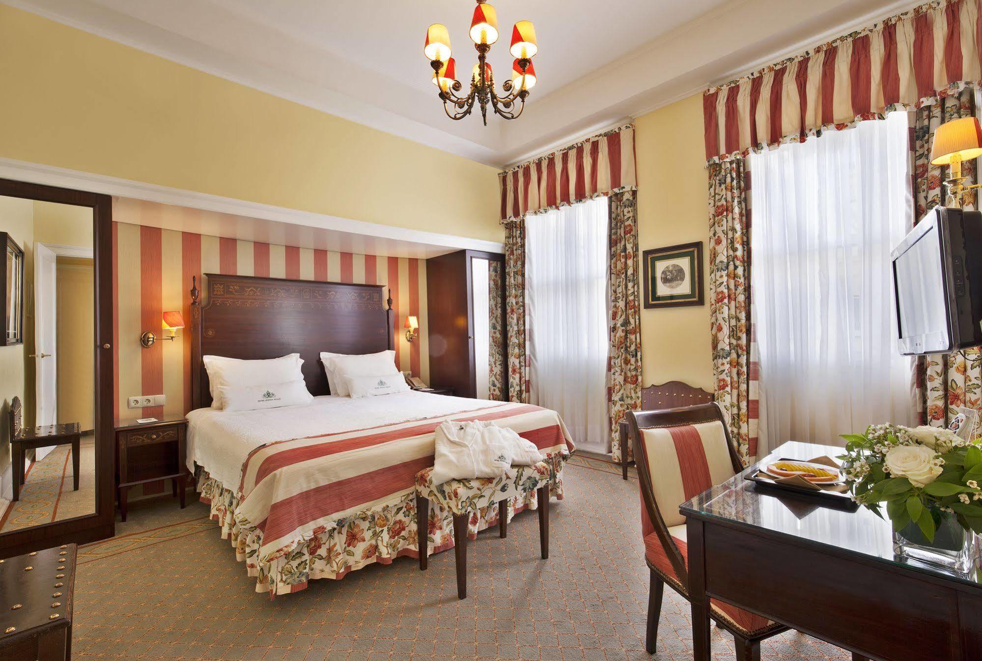 Hotel Avenida Palace Lisabona Exterior foto A room at the hotel